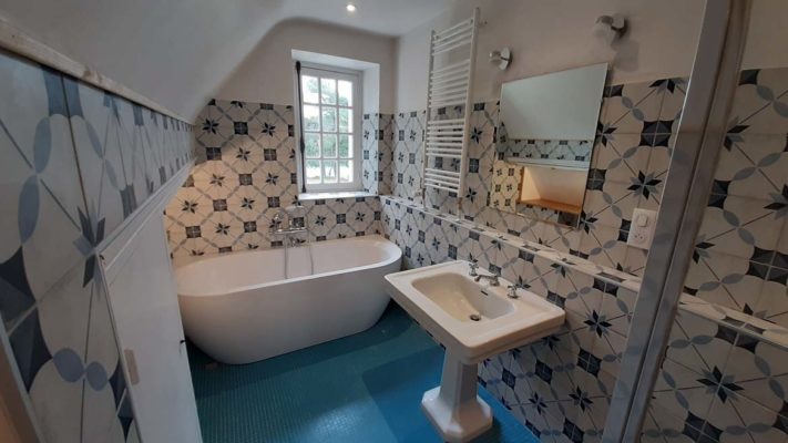 salle de bain renovée en gardant son style