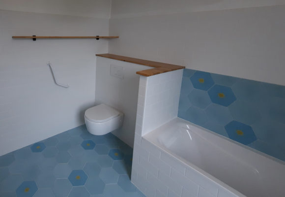 separation toilettes beignoire salle de bain retro