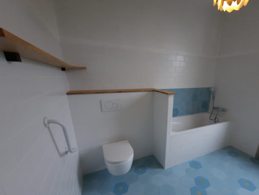 baignoire toilette salle de bain retro