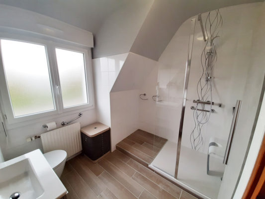 salle de bain douche pmr