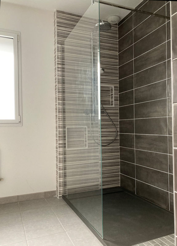 salle de bain après douche avec niche