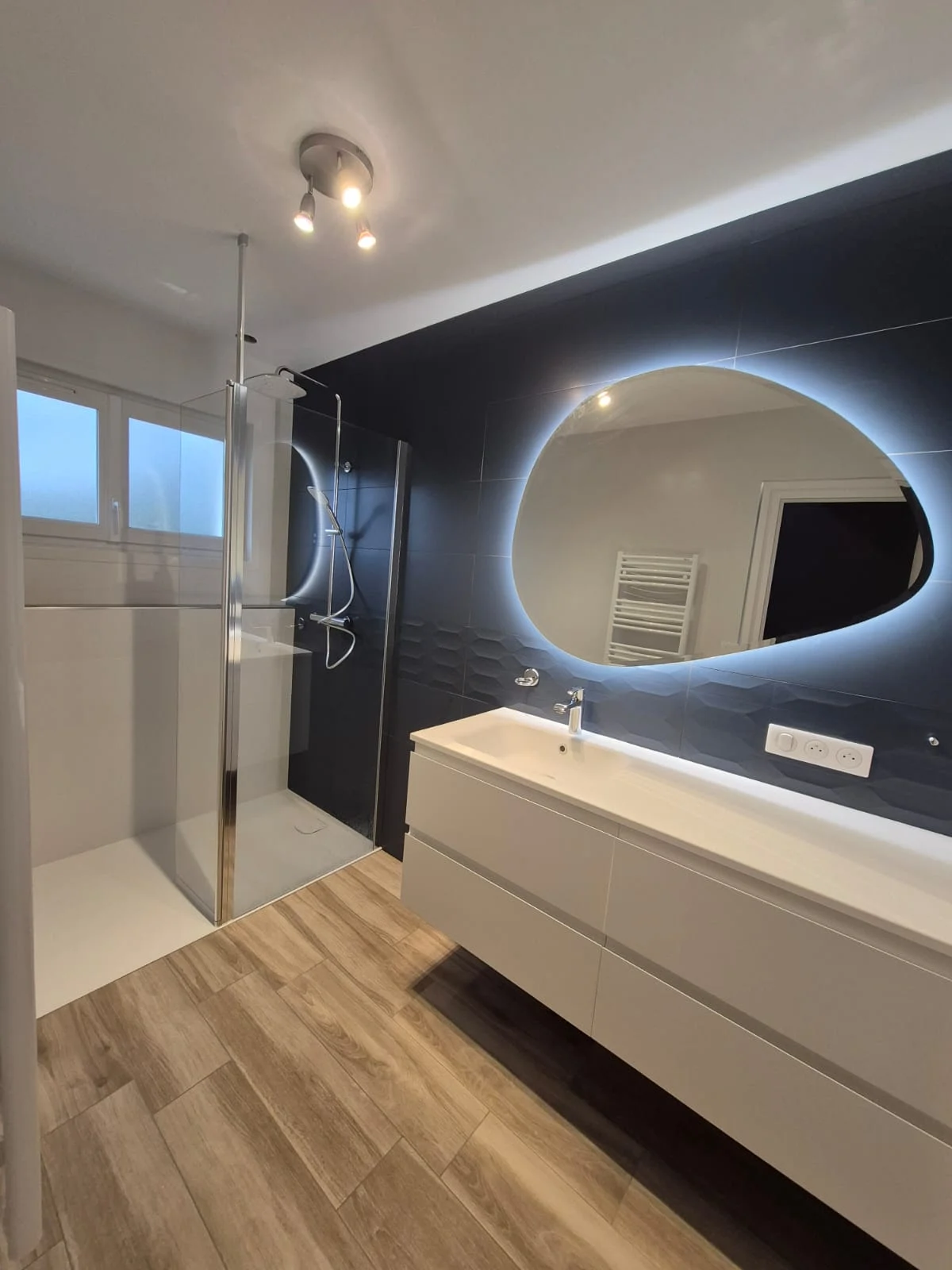 salle de bain moderne miroir led
