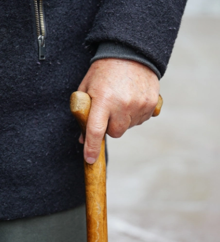 main tenant une canne 